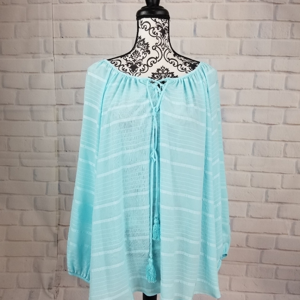 Avenue sz 22/24 long sleeve tassel lace front top